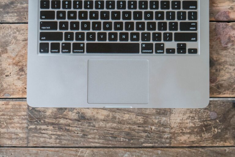 Read more about the article Hogyan távolítsd el a laptop matricát sérülés nélkül? Profi tippek
